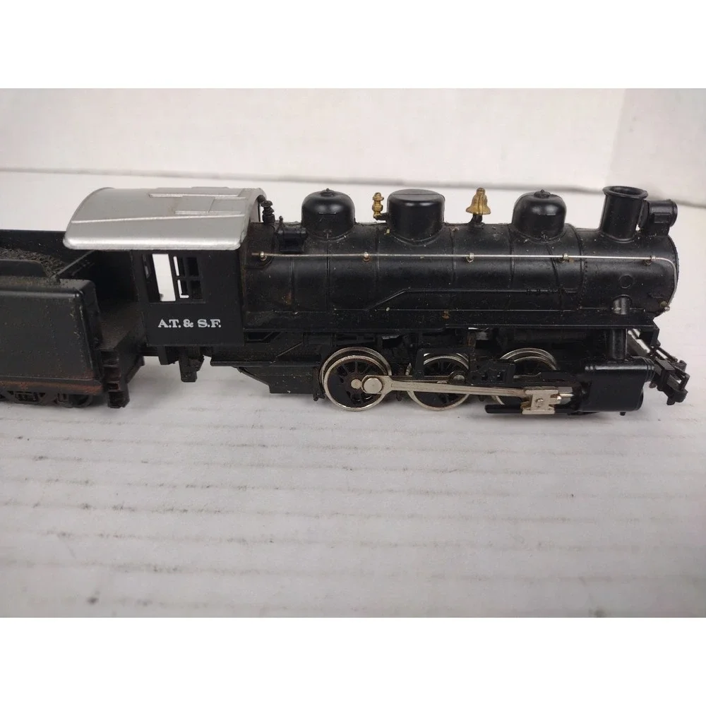 HO Bachmann AT&SF 0-6-0 Steam Locomotive Lighted and #2126 Tender